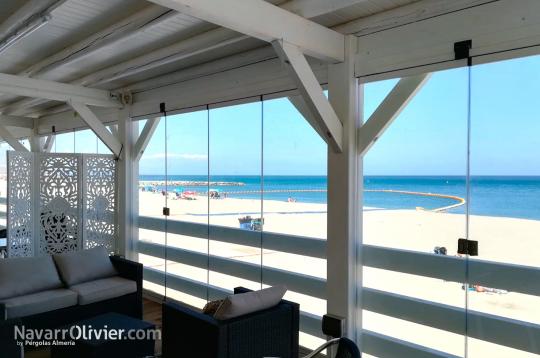 Cerramiento en cortina de cristal para beach club Bella Vita