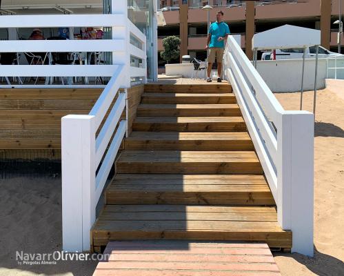 Escalera de madera para exterior