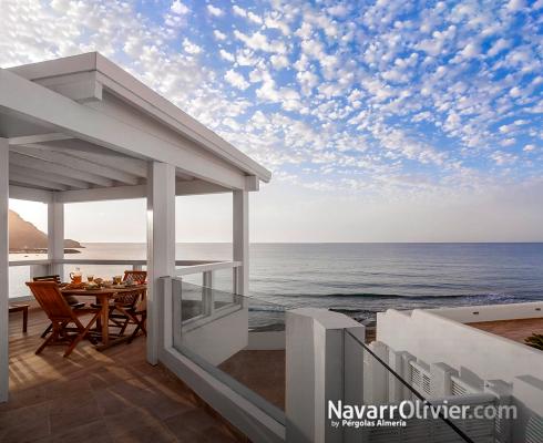 pergola de madera para reforma de terraza en primera línbea