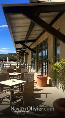 Pérgola voladizo de madera laminada con cubierta en Viroc