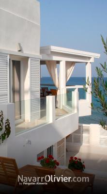 Pérgola de madera laminada blanca para terraza mirador