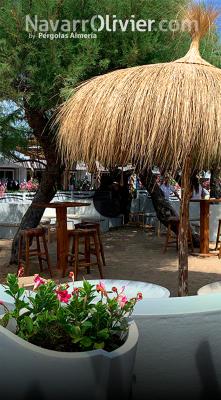 terraza de beach club con sombrillas narurales de carritx