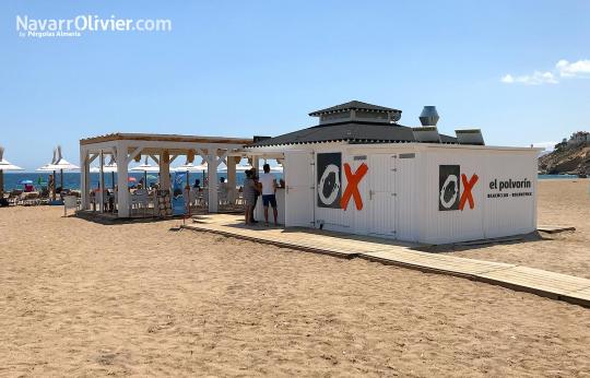 Chiringuito de 20 m2 con almacen extra y terraza con pérgola