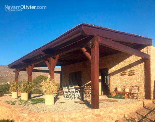 Pérgola para terraza de cortijo rural
