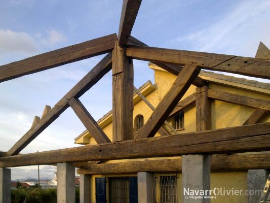Tejado con estructura de madera recuperada en carpintería tradicional