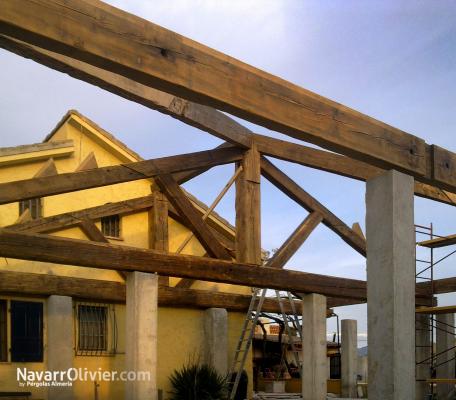 Tejado en carpinteria tradicional con madera recuperada de derribo