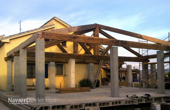 Estructura de cubierta en madera reciclada antigua