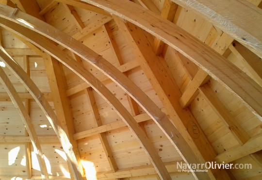 Montaje de cúpula de madera con domo interior