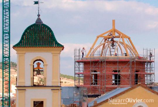 Montaje de estructura de madera para cúpula de iglesia de Santiago Lorca