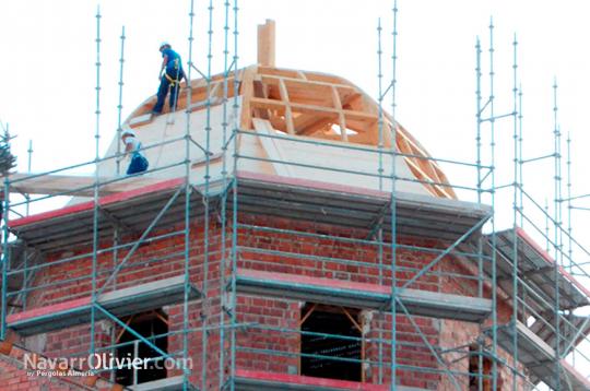 Montaje de estructura de madera para cúpula de iglesia de Snatiago, Lorca