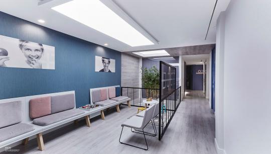 Interiorismo comercial y branding para una clinica dental en Sueca, Valencia