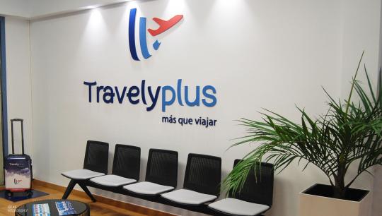 Interiorismo comercial y branding para una agencia de viajes en Algemesí, Valencia
