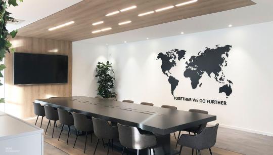 Interiorismo comercial para la sala de juntas de Guzmán Global
