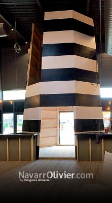 Estructura decorativa de madera. Faro para recibidor de restaurante