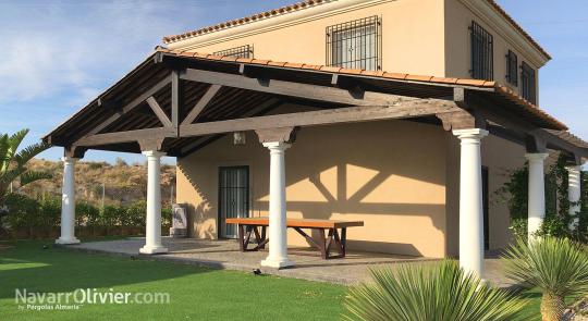 Pérgola para chalet. Construccion de cubioerta adosada a 2 aguas en madera laminada sobre columnas p