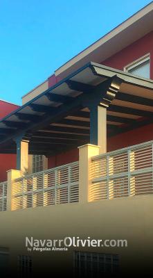 Pérgola de madera adosada para balcón