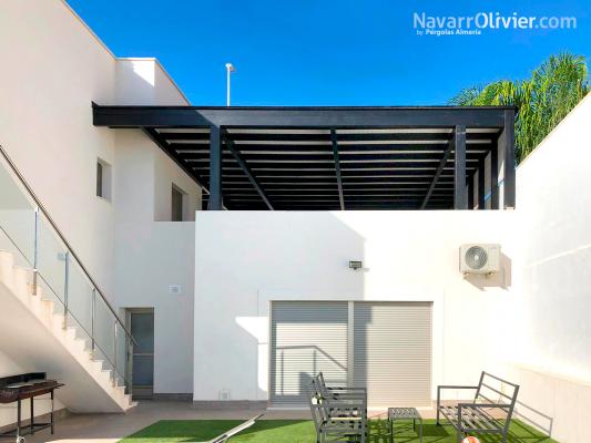 Terraza con cubierta de madera laminada de 110 m2