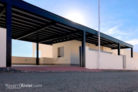 Reforma de vivienda con cubierta en madera laminada palisandro