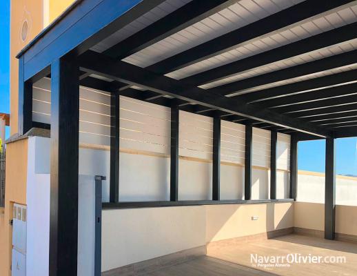 Aparcamiento de vehículos cubierto por pergola de madera