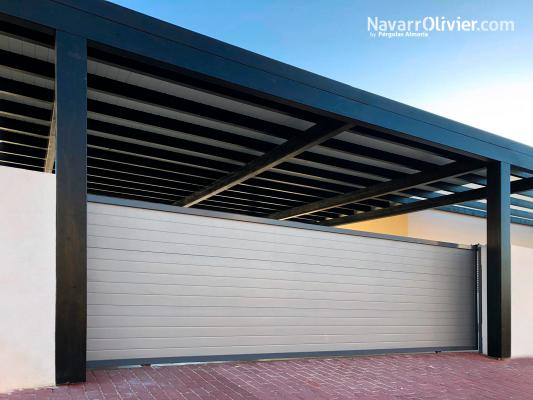 Aparcamiento cubierto con pérgola de madera laminada