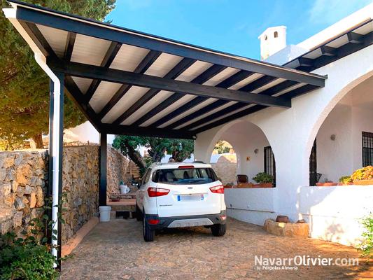 Pergola de madera blanca y negra para aparcamiento