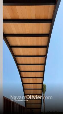 Estructura de madeara curva para acceso a propiedad