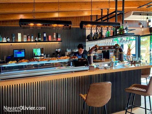 Barra y decoración en madera para restaurante