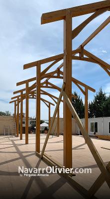 Montaje de pórticos de madera para cubierta de salón de celebraciones