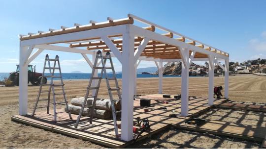 Montaje de pergola para terraza de chiringuito de temporada