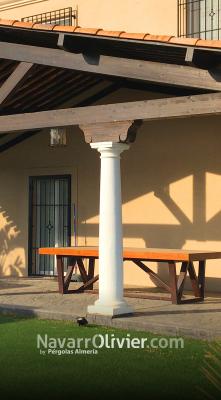 Porche de madera con columnas pre moldeadas