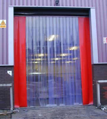 Puerta con cortina de lamas