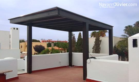 Montaje de pérgola de madera para terraza de vivienda