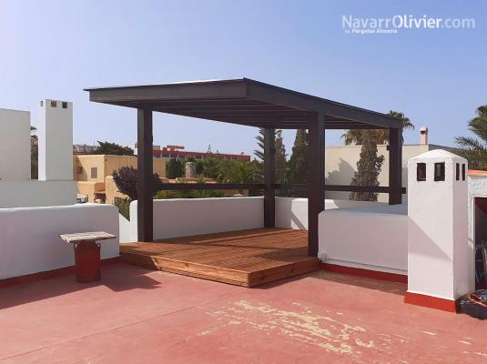 Pérgola con deck de madera para azotea