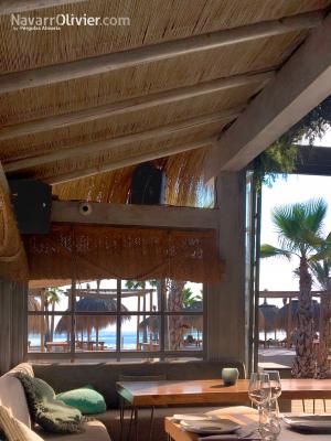 Decoración interior de beach club construido en madera
