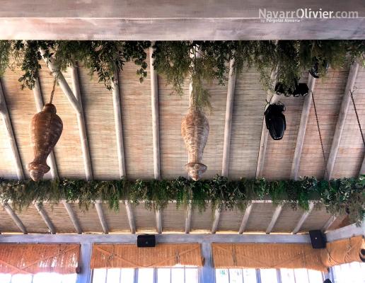 Cubierta de madera y tronco con jardín colgante amazónico