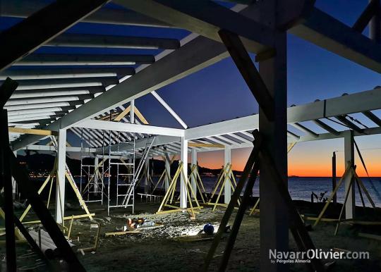 Estructura de madera y tronco acabada en blanco para chiringuito de playa