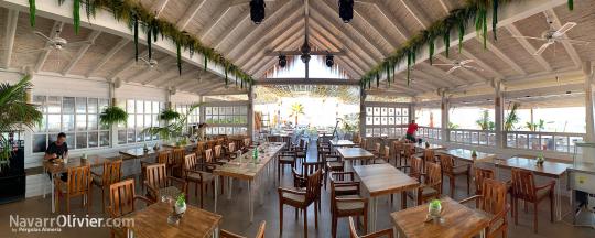 Interior de chiringuito de madera de 150 m² con cerramiento de cristal