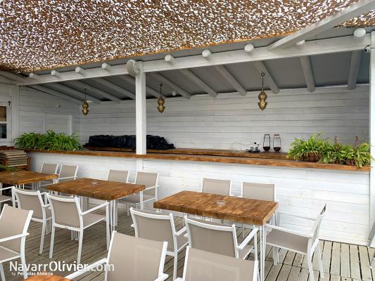Barra exterior de madera para beach club en Málaga