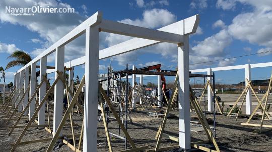 Montaje de estructura de madera para restaurant de playa