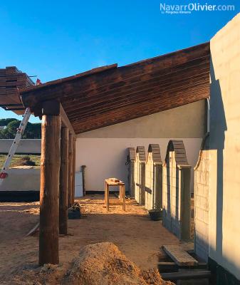 Montaje de estructura de cubierta de troncos para caballos