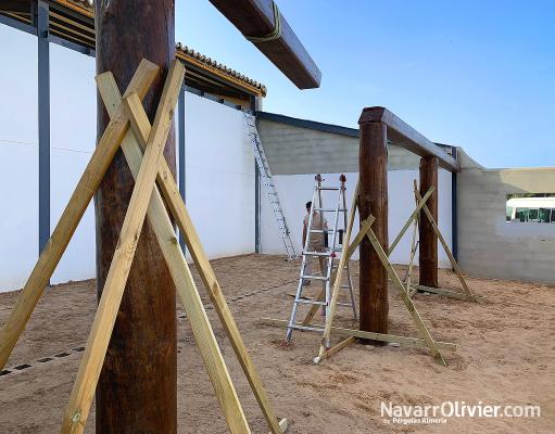 Montaje de estructura de troncos y madera para Cuadra Léa Vicens