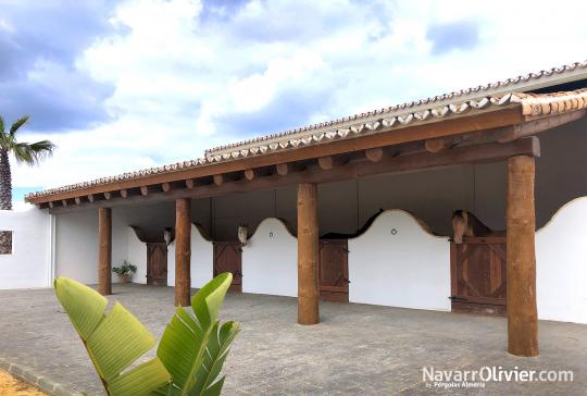 Cubierta de troncos y madera para boxes de equinos
