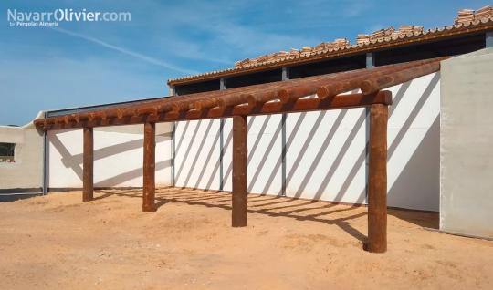 Estructura de troncos adosada para cubierta rústica