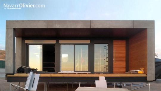 Casa de madera sobre pilotes metálicos con fachada ventilado