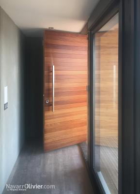 Puerta de acceso de madera de iroko