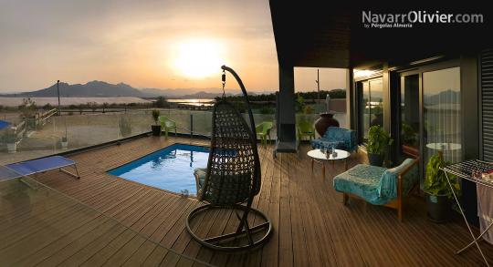 Terraza de vivienda contarima y piscina