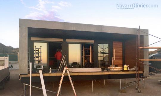 Casa eficiente de 60 m² sobre pilotes con fachada ventilada en Viroc