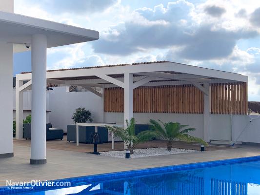Terraza con pérgola y muro de privacidad