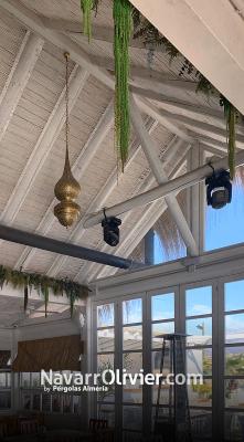 Cubierta de madera y tronco calibrado para restaurante de playa