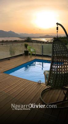 Terraza para vivienda con piscina pequeña
